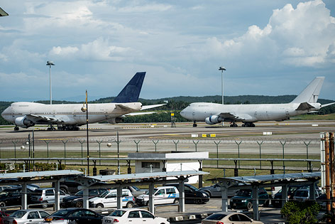 © APA/AFP/Mohd Rasfan Zwei von drei herrenlosen Boeing-Maschinen auf dem internationalen Flughafen in Malaysias Hauptstadt Kuala Lumpur