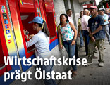 Menschenschlange vor einem Bankomat