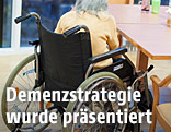 Alte Frau in einem Rollstuhl
