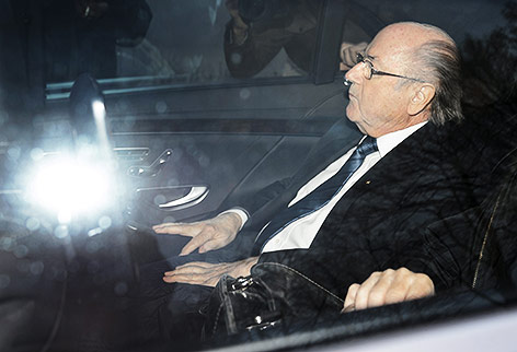 © APA/AFP/Fabrice Coffrini Sepp Blatter sitzt im Auto auf dem Weg zum FIFA-Hauptquartier