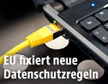 Laptop mit Netzwerkkabel