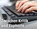 Frau schreibt auf einer Tastatur