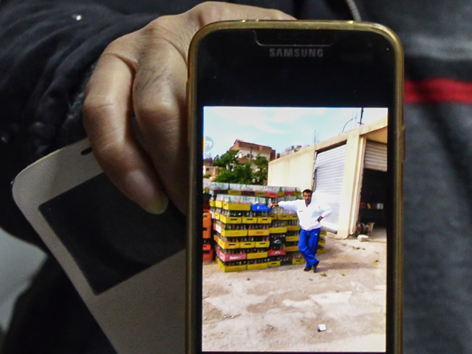 © ORF.at/Peter Prantner Syrischer Flüchtling zeigt Handybild von seinem früherem Job