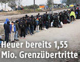 Fl&uuml;chtlinge vor einem Grenz&uuml;bergang