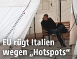 Wartender Fl&uuml;chtling in einem italienischen Hotspot