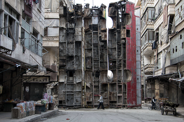 © AFP/Karam al-Masri Busse zum Schutz vor Scharfschützen in Aleppo