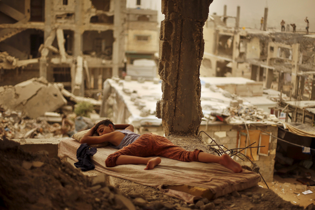 © Reuters/Suhaib Salem Kind schläft in zerstörtem Haus in Gaza