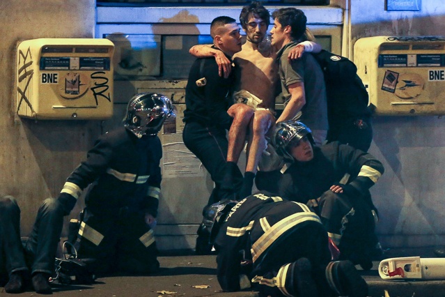 © Reuters/Christian Hartmann Verletzter Besucher der Bataclan-Konzerthalle