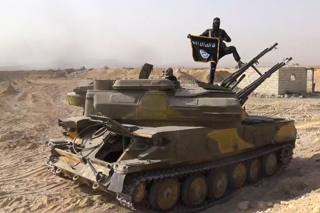 © AP/Facebook IS-Kämpfer mit einem Panzer