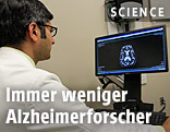 Alzheimer-Forscher vor Monitor