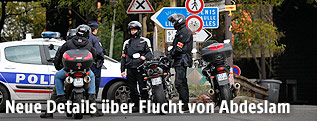 Franz&ouml;sische Polizisten vor Verkehrsschildern