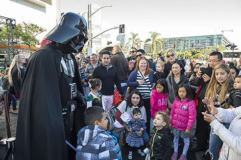 © APA/AFP/Valerie Macon Darth Vader mit Kindern