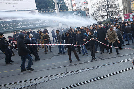 Demonstranten laufen vor Tränengas davon