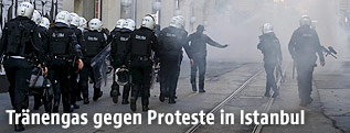 T&uuml;rkische Polizisten zwischen Rauchschwaden