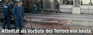 Aufräumarbeiten nach dem Terroranschlag am Flughafen Schwechat im Dezember 1985