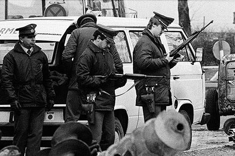 © AP/Holzner Polizisiten vor dem Flughafen Schwechat, 1985