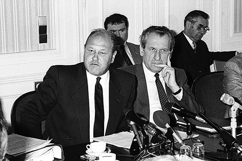 © picturedesk.com/APA-Archiv/Robert Jäger Innenminister Karl Blecha und Generaldirektor für öffentliche Sicherheit, Robert Danzinger, 30. Dezember 1985