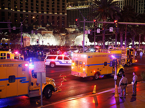 © AP/John Locher Polizei und Feuerwehr bei der Unfallstelle am Las Vegas Strip