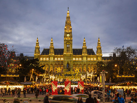 © ORF.at/Christian Öser Beleuchtetes Rathaus