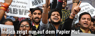 Indische Demonstranten protestieren gegen die Freilassung eines jugendlichen Vergewaltigers
