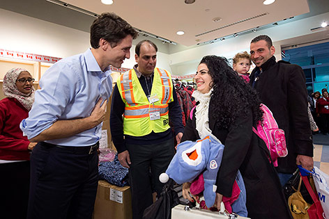 © APA/AP/The Canadian Press/Nathan Denette Kanadas Premier Justin Trudeau mit syrischen Flüchtlinge
