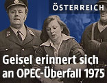 Polizisten eskortieren eine freigelassene weibliche Geisel beim Wiener OPEC-Überfall vor 40 Jahren