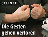 Mann gestikuliert mit seinen F&auml;usten