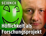Mann mit einem Smiley-Luftballon