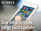 Frau h&auml;lt ein Smartphone