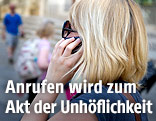 Frau telefoniert mit einem Mobiltelefon