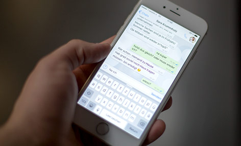 © ORF.at/Lukas Krummholz Smartphone zeigt die App "WhatsApp"