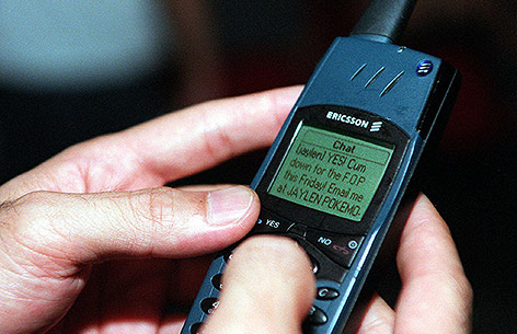 © picturedesk.com/AFP/Alex Tan Altes Mobiltelefon