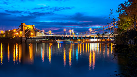 © M. Jedrzejczak Beleuchtete Brücke und Fluss in der Stadt Breslau