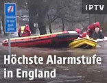 Rettungskräfte mit Schlauchbooten