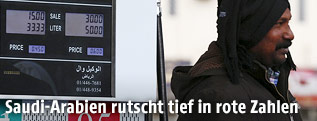 Mann steht bei einer Tankstelle in Riad, Saudi Arabien