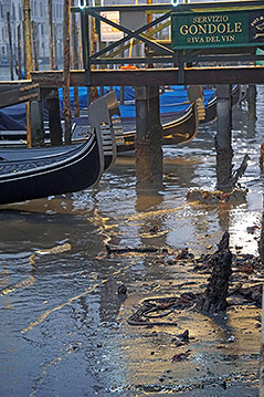 © picturedesk.com/EPA/Andrea Merola Venezianische Gondeln im Schlamm