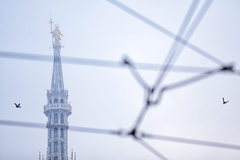 © APA/AFP/Marco Bertorello Madonnenstatue auf der Spitze des Mailänder Doms im Smog