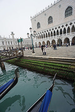 © picturedesk.com/EPA/Andrea Merola Venezianische Gondeln im Schlamm