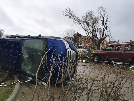 © APA/AP/David Warren Zerstörtes Haus und umgekippte Autos nach einem Tornado