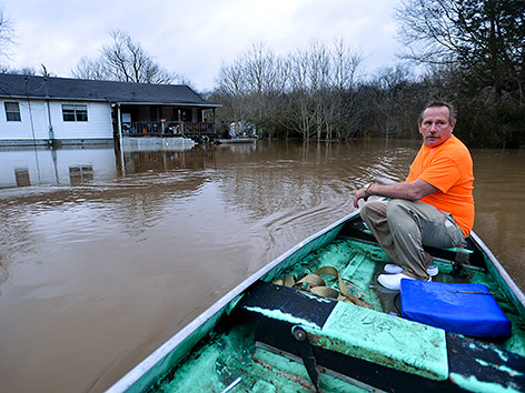 © APA/AP/The Decatur Daily/Jeronimo Nisa Mann in einem Boot