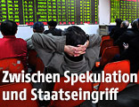 Mann in einer chinesischen Börse