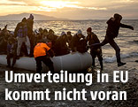 Flüchtlinge steigen aus einem Boot