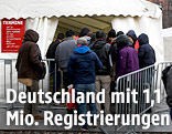 Flüchtlinge vor einem Zelt