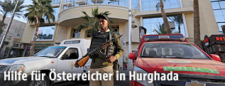 Bewaffneter Sicherheitsmann vor dem Bella Vista Hotel in Hurghada (Ägypten)