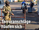 Ägyptischer Soldat vor Touristen mit Koffern