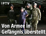 Soldaten eskortieren den mexikanischen Drogenboss Joaquin „El Chapo“ Guzman