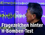 Der Chef der Metereologischen Abteilung Yun Won-tae vor einer Magnitudenskala