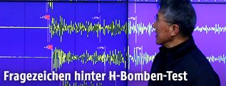 Der Chef der Metereologischen Abteilung Yun Won-tae vor einer Magnitudenskala