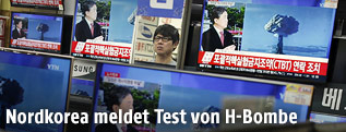 Bildschirme mit nordkoreanischer Nachrichtensendung