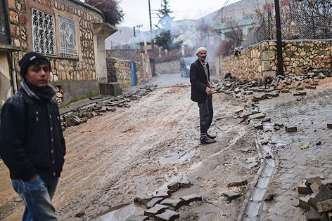 © APA/AFP/Bulent Kilic Bewohner der Ortschaft Dargecit auf beschädigter Straße
